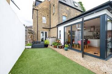 Сельский дом Delightful Family Home With Garden In Balham By Underthedoormat