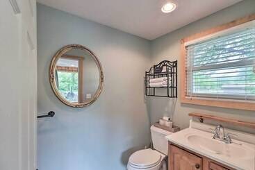 بيت ريفى Expansive Cotter Cabin On White River W/ Deck!