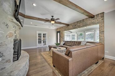 별장 Helotes Hill Country Hideaway W/ 2 Decks!