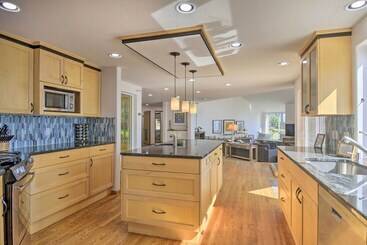 بيت ريفى Kingston Home W/ Magnificent Ocean Views!