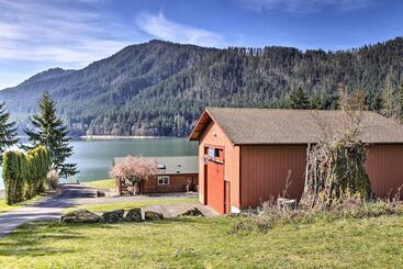 بيت ريفى Lakefront Cabin W/ Stunning Mountain Views & Dock!