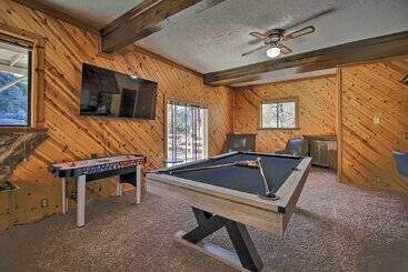 קוטג'' Luxe Escape W/ Decks, Mtn Views, Game Room!