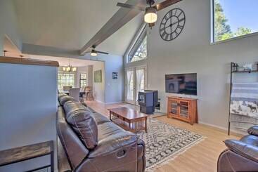 별장 Modern Show Low Retreat W/ Deck & Mtn Views!
