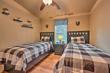 קוטג'' Cozy Munds Park Cabin W/ Deck & Fire Pit!