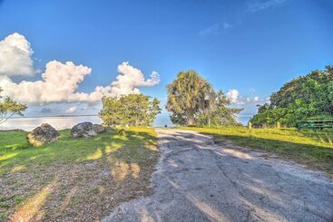 بيت ريفى Quiet Crystal Beach Hideaway   Steps To Shoreline!