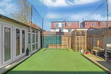 住所  C Bright And Spacious House