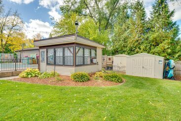 별장 Rock River Retreat  W/ Dock & Private Backyard!