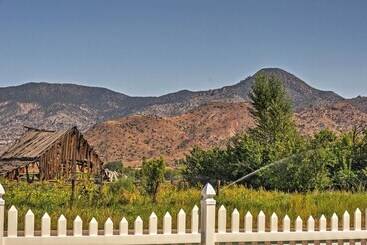 بيت ريفى Rustic Chic Home: 10 Mi To Otter Creek State Park!