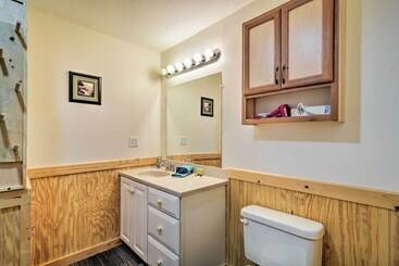 茅舍 Ski & Golf: Northern Retreat W/ Game Room!