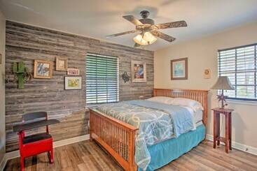 Сельский дом Home In Historic Waxahachie W/ Yard & Patio!