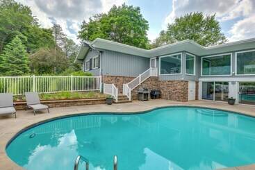 کلبه Spacious Rochester Home W/ Heated Pool & Hot Tub!