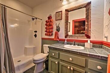 별장 Spacious Waterfront Retreat W/ Dock & Hot Tub