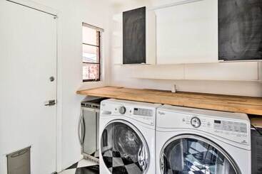 کلبه Sun Lit Phoenix Gem: Backyard Entertainment Patio!