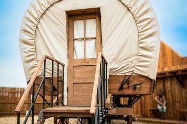 کلبه The Big Texan   Cabins And Wagons
