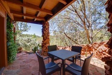کلبه Unique Sedona Home W/ Mountain Views & Guest House