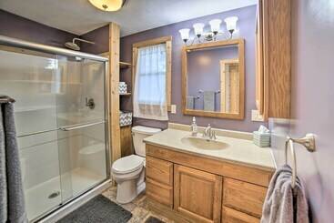 کلبه Cabin On Powell Lake W/ On Site Snowmobile Trails!