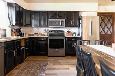 קוטג'' Whispering Hollow Lodge  On Greer Main St!