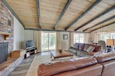 کلبه Waterfront Retreat W/ Deck On Lake Eufaula!