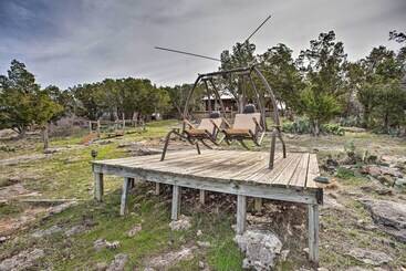 별장 Chic Lakefront Cabin W/ Dock & Bluff Creek Views!
