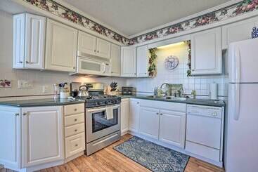 קוטג'' Dreamy Lake Skegemog Retreat: Boat, Ski & Sip!