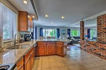 بيت ريفى Enchanting Waterfront Sorrento Home W/ Deck!