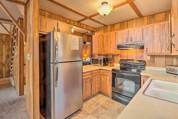 کلبه Lake Harmony Access: Home W/ Game Room + Fire Pit!