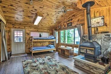 Сельский дом Lake Livin Cozy Cabin W/ Dock, Tiki Bar, 2 Kayaks