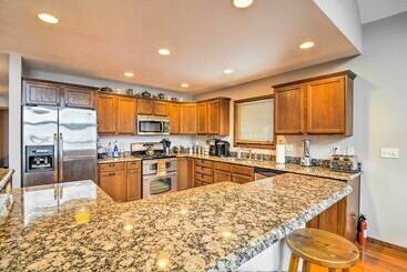 コテージ Lakefront Roscommon Home W/ Game Room & Dock!