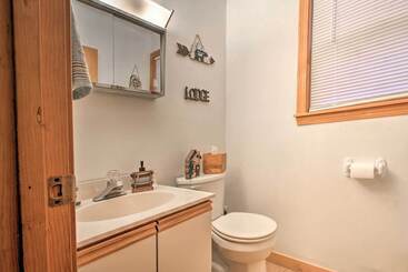 کلبه Lakeview Forest Cabin W/ Deck < 1/2 Mile To Beach!