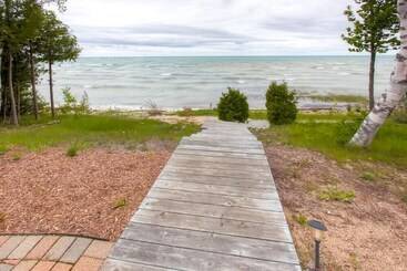Сельский дом Lavish Charlevoix Home On Lake Michigan, Fire Pit