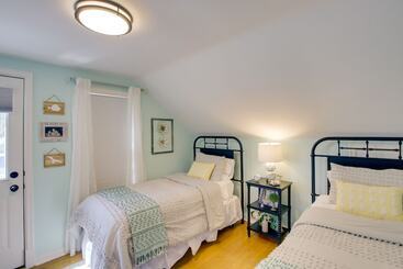 Сельский дом Family Home, 1 Block To Lake Michigan Beach!