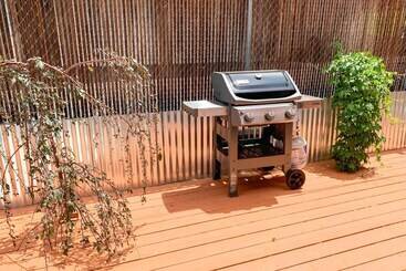 별장 Ski, Hike, Bike: Modern Midtown Reno Retreat!