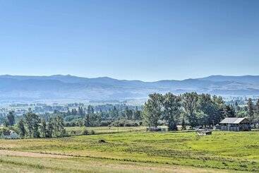 Сельский дом Montana Retreat: Original Hamilton Log Cabin!