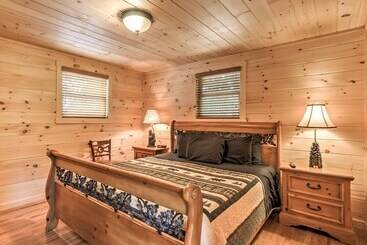 קוטג'' Hot Tub & Loft: Mountain View Sevierville Cabin