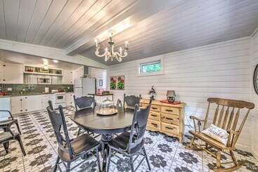 کلبه Riverfront Ruidoso Cabin W/ Deck, Walk To Midtown!