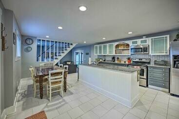 별장 Renovated, Spacious Retreat In Union Pier!