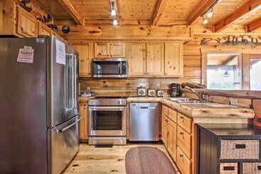 Сельский дом Smoky Mtn Family Cabin W/ Mtn Views, Deck & Grill!