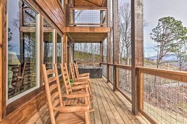 별장 Smoky Mountain Hideaway W/ Hot Tub, Deck & Views!