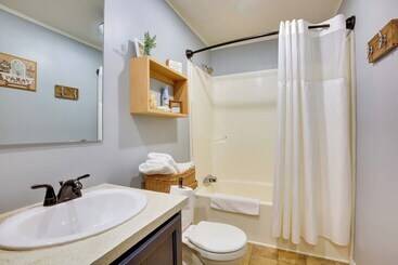 קוטג'' Spacious Wellston Home Near Hiking & Skiing!