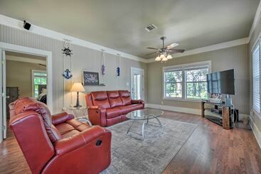 بيت ريفى The Petite Lake House  In Seguin W/ Patio!