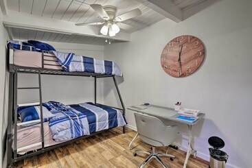 کلبه Quaint Jamestown Home W/ Yard: Half Mi To Downtown