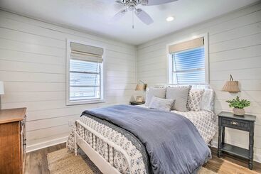 별장 Waterfront Hitchcock Home W/ Spacious Deck!