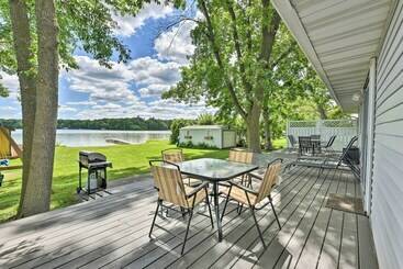 별장 Welcome To Sunrise Bay: Family Lake Home!