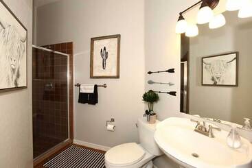 کلبه Adobe Arizona Home W/ City & Mountain Views