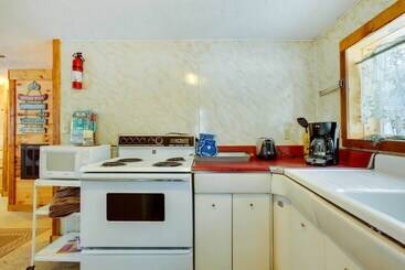 קוטג'' Pine Ridge Resort Cabin On Bass Lake W/ Dock!