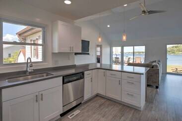 Сельский дом Benton Harbor Lake Home W/ Dock: Newly Remodeled!