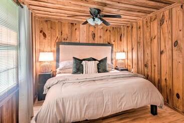 بيت ريفى Charming Lakefront Retreat W/ Pier & Grill!