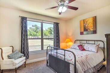 별장 Charming Point Venture Retreat, Lake Travis Access