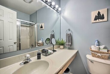 بيت ريفى Chic Hedgesville Cabin W/ Golf Course Views!