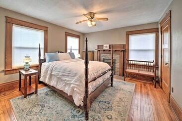 별장 Classy Colonial House W/ Furnished Sunroom!